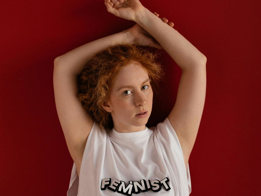 Frau mit "Feminist" Shirt