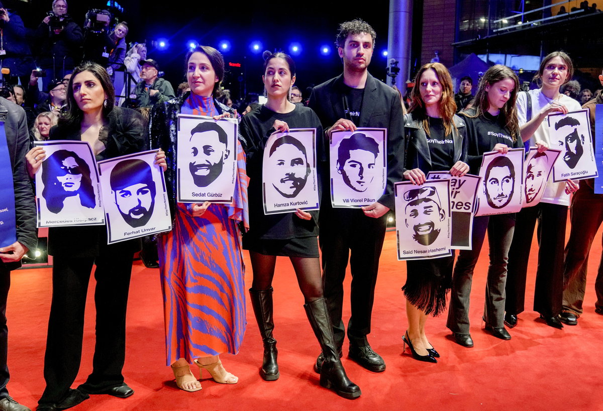 Schilder mit den Gesichtern der Hanau Opfer bei der Berlinale
