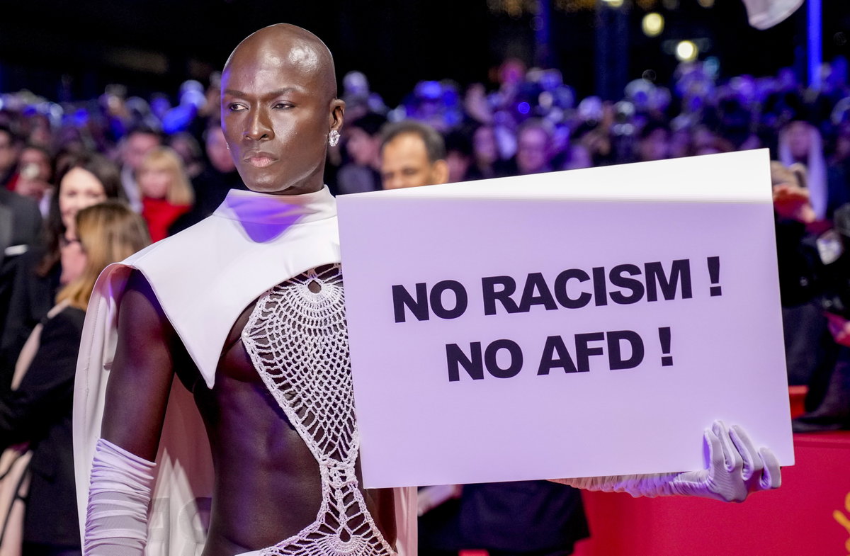 Papis Loveday mit Protestschild auf der Berlinale