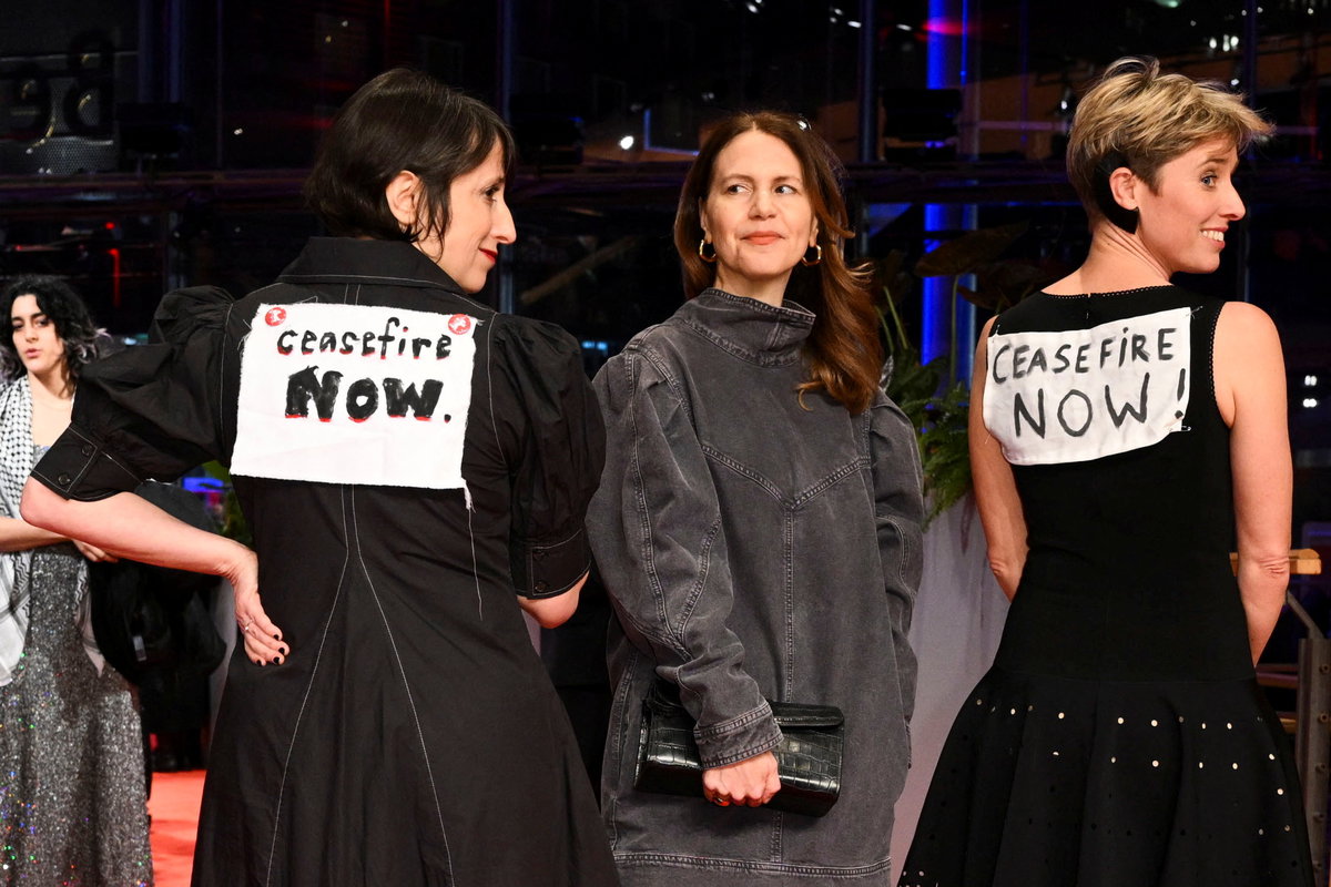 Schilder mit der Aufschrift "Ceasefire now" auf der Berlinale