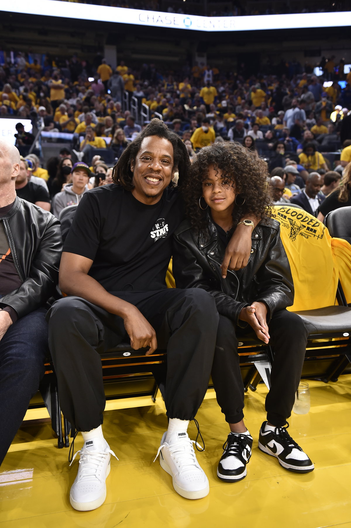 Für Aufsehen sorgte Blue Ivy als Begleitung ihres Papas bei den "NBA Finals", wo sie schon deutlich wie ein junger Teenager aussah. Demenstprechen fiel ihr Look entspannt lässig aus.