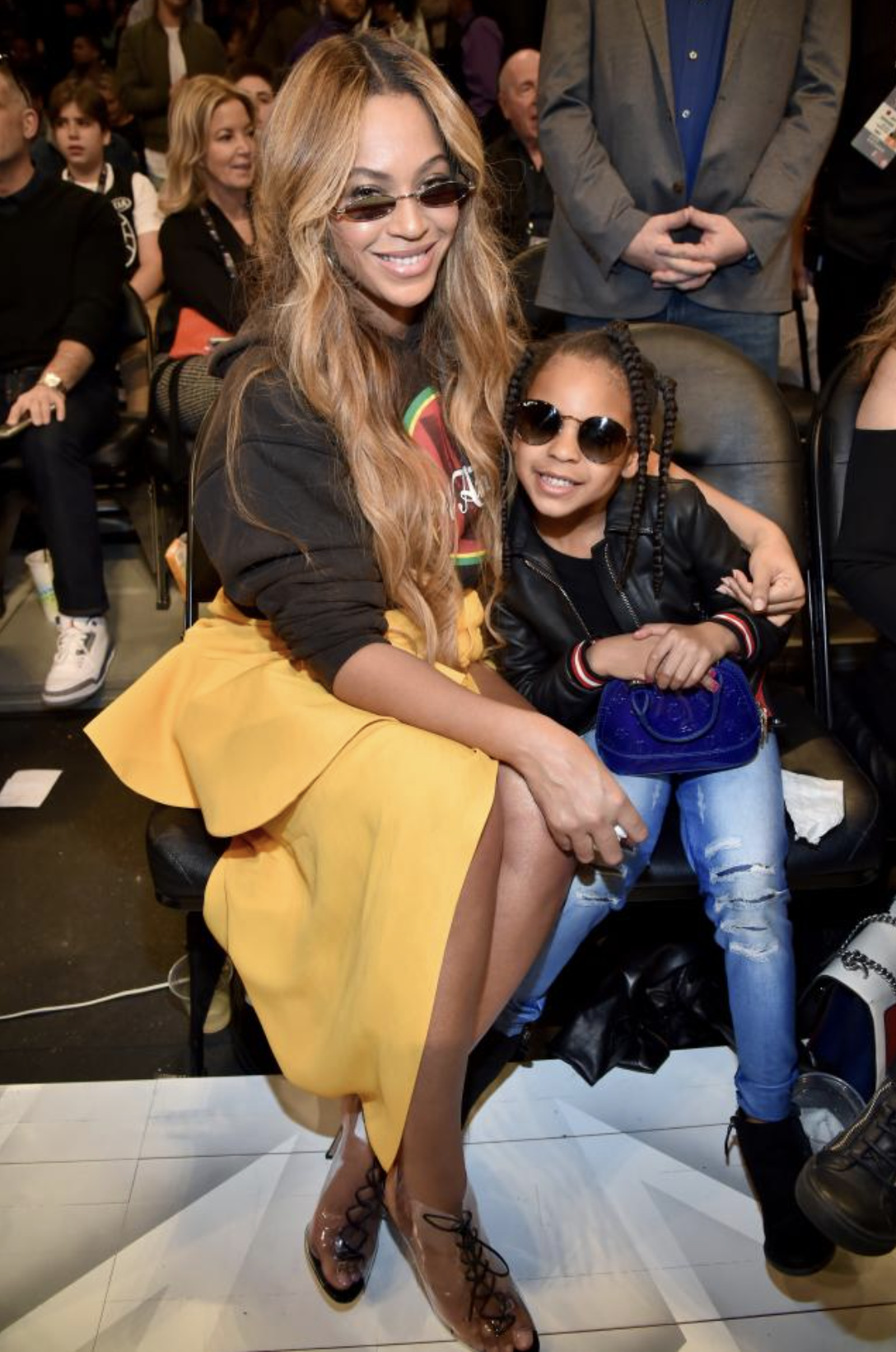 In der ersten Reihe eines Basketballspiels darf die damals 6-Jährige Blue Ivy ihre blaue Louis Vuitton Tasche ausführen, die ein echtes Statement-Piece ist.