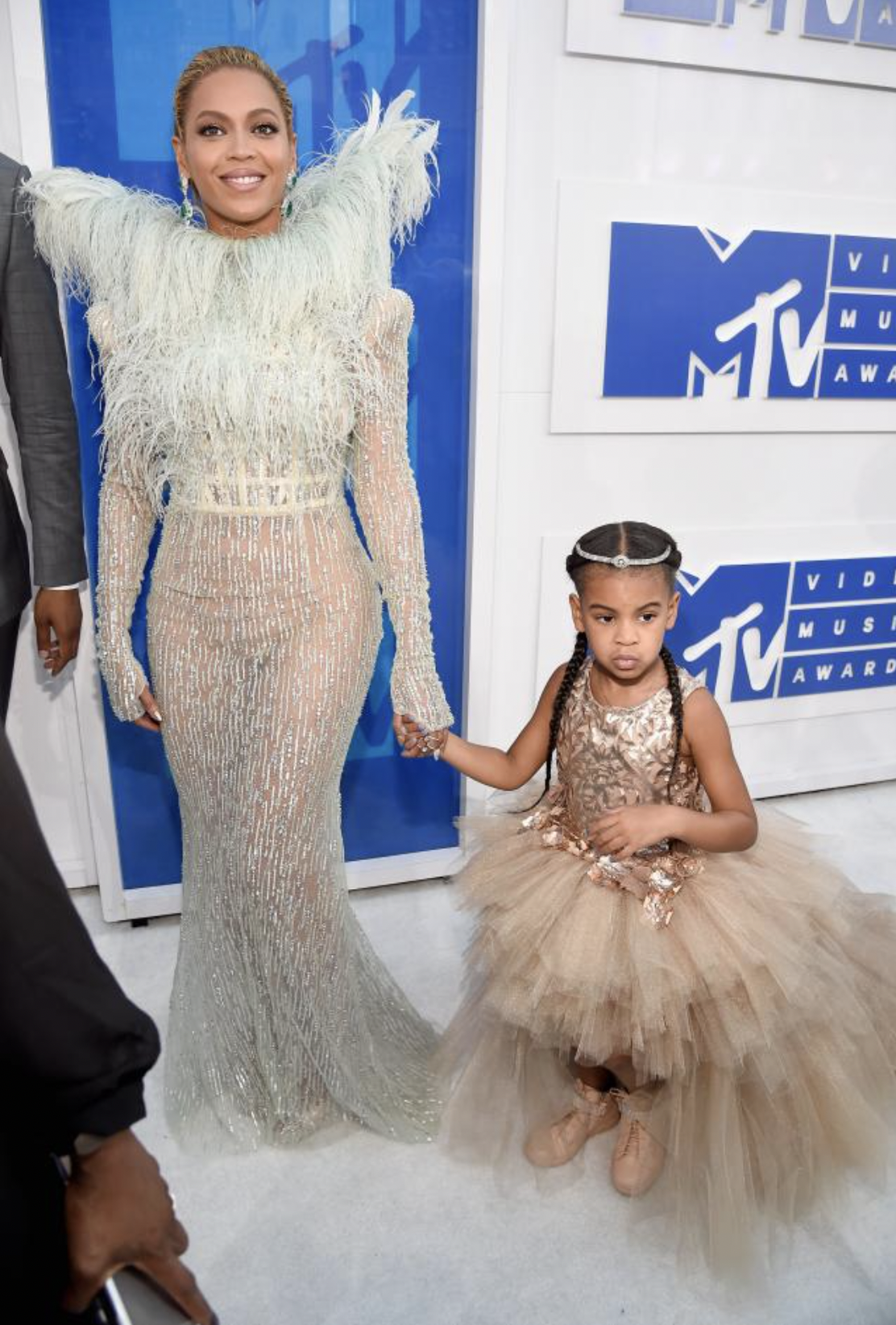 Nur zwei Jahre später glänzte Blue Ivy im Glitzer-Kleid mit Tutu auf dem roten Teppich der selben Veranstaltung.
