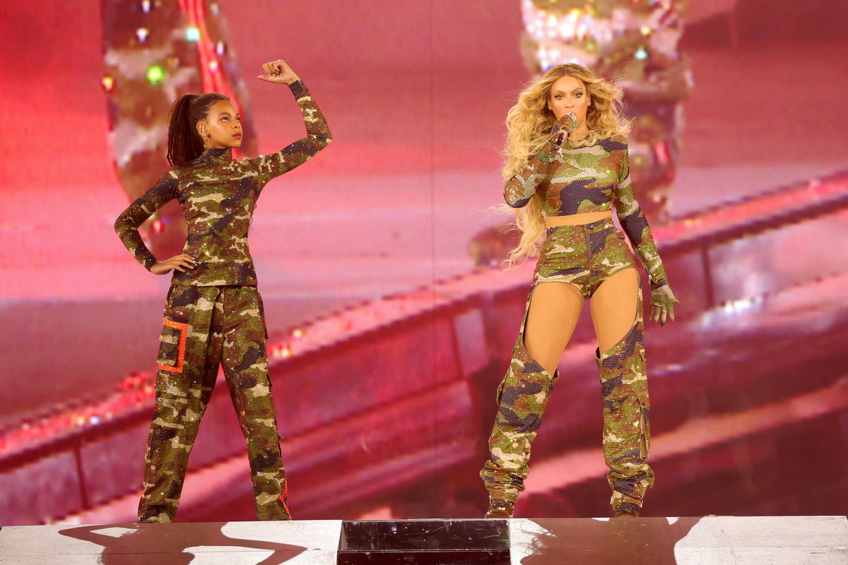 Der Apfel fällt nicht weit vom Stamm! Als Tänzerin stellt Blue Ivy ihr Talent unter Beweis, dass sie eindeutig von ihren Eltern geerbt haben muss. Und ihr Look ist bei jedem Auftritt natürlich absolut bühnenreif.
