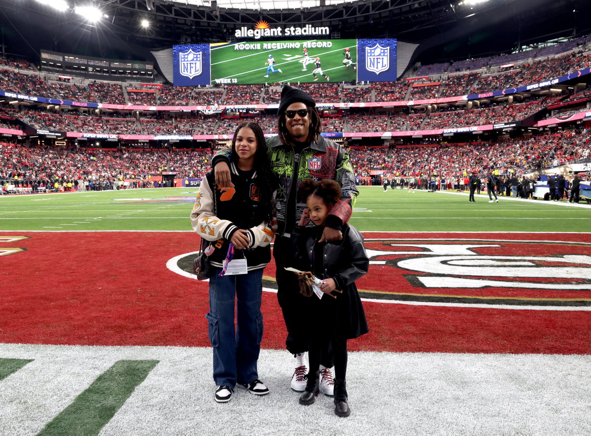 Coolness overload! Zum Super Bowl 2024 konnte Blue Ivy perfekt ihren lässigen Stil unter Beweis stellen. Mit Sneakern von Nike, einer coolen College-Jacke und einer lässiger Jeans im Utility-Style zog sie die Blicke auf sich.