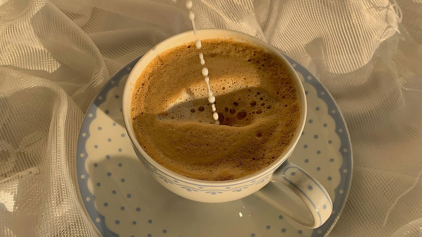 Du hast Pickel und einen Blähbauch? Diese Zutat im Cappuccino könnte der Übeltäter sein