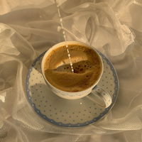 Du hast Pickel und einen Blähbauch? Diese Zutat im Cappuccino könnte der Übeltäter sein