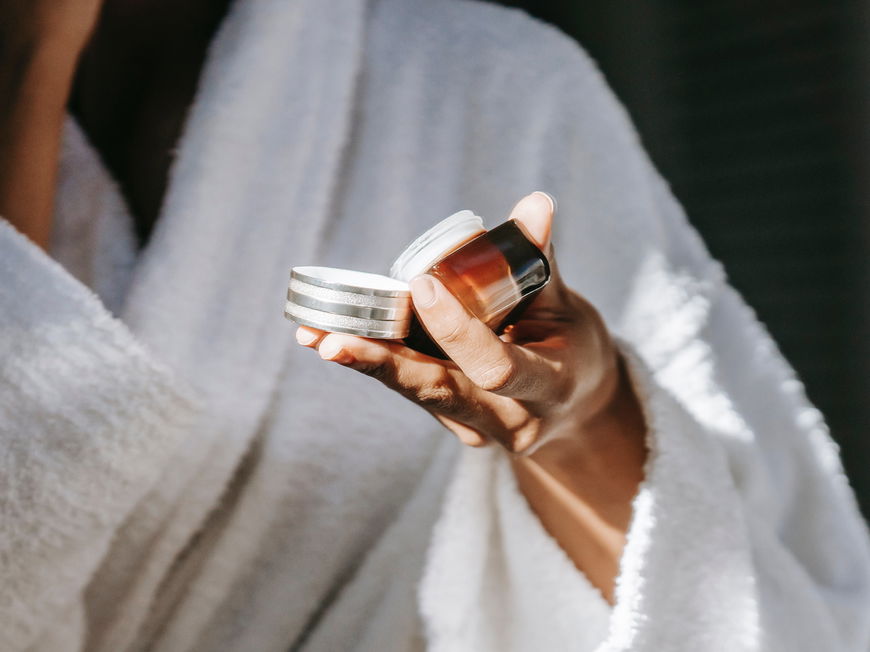 Für Frauen, die nach einer kostengünstigen Alternative zu teuren Behandlungen suchen, ist diese Creme definitiv einen Versuch wert.
