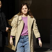 Emma Watson stylt den angesagten Adidas-Sneaker mit diesem Jeans-Trend