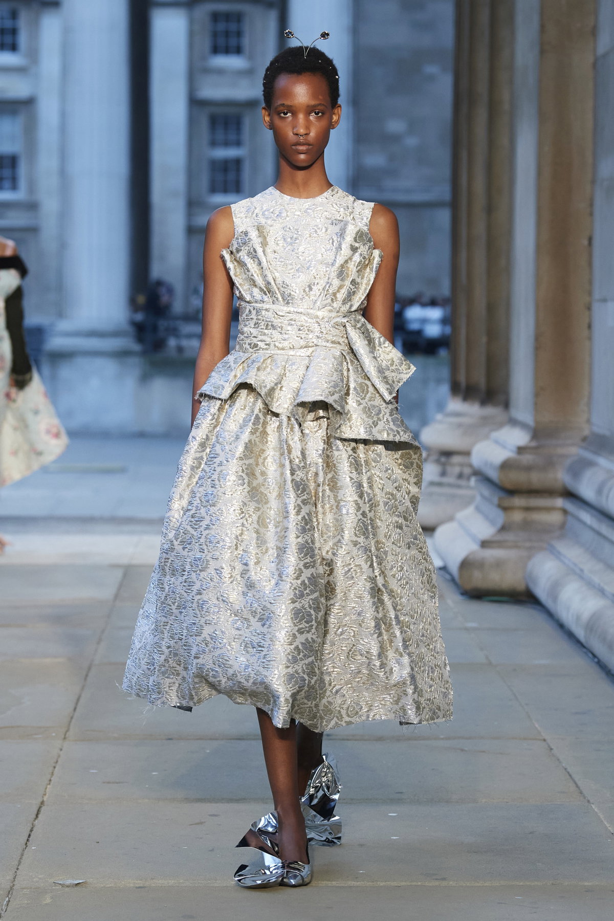 Metallic-Kleid bei Erdem