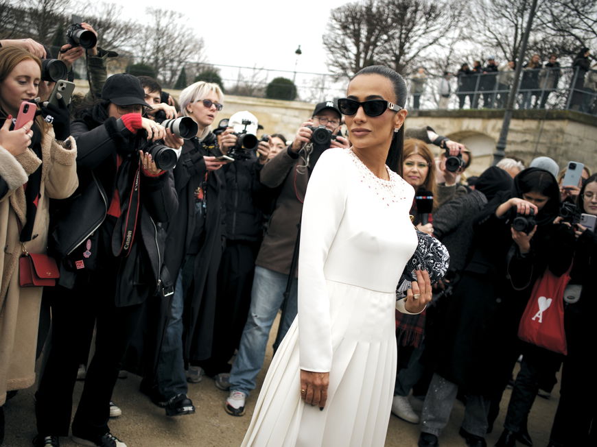 Frau auf der Paris Fashion Week