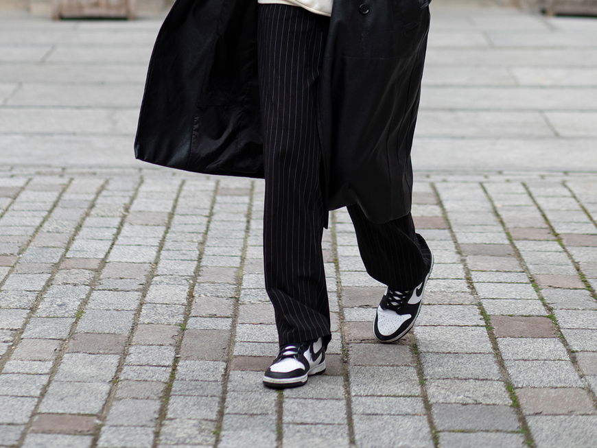 Frau mit Nike Dunks in London