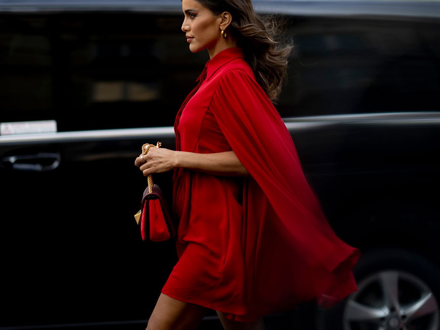 Frau in einem roten Kleid