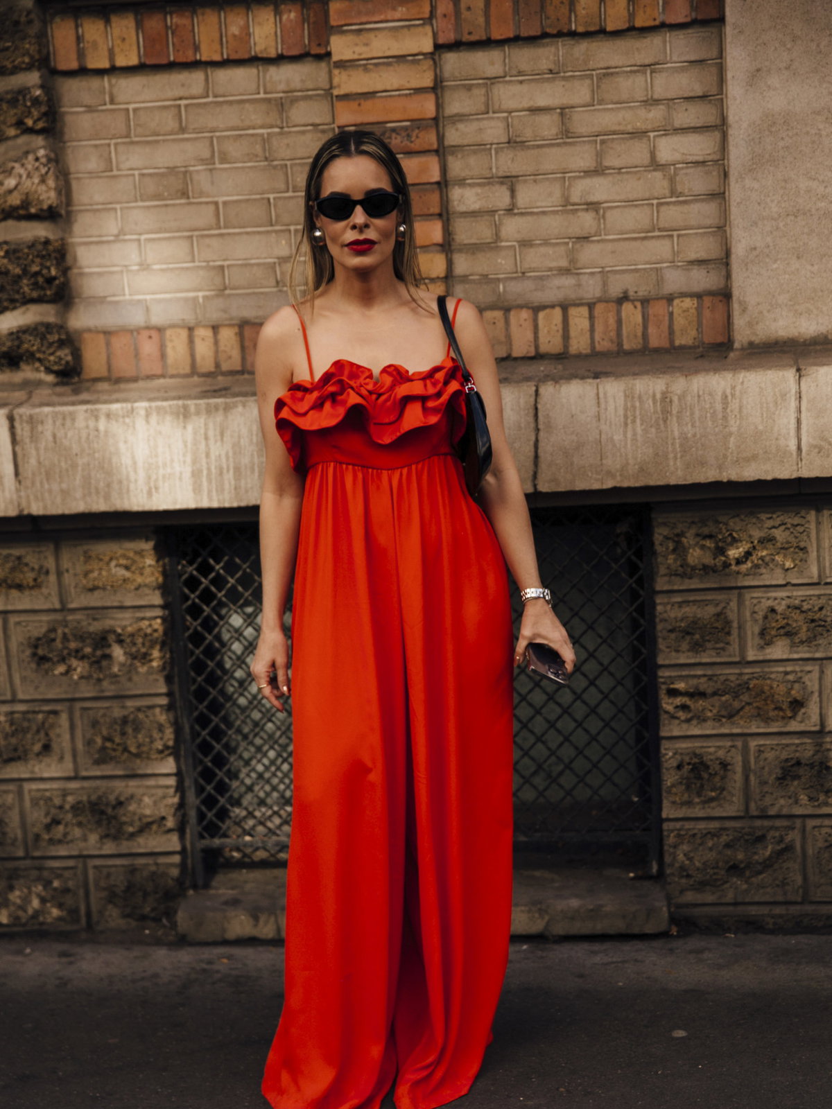 Frau im roten Jumpsuit