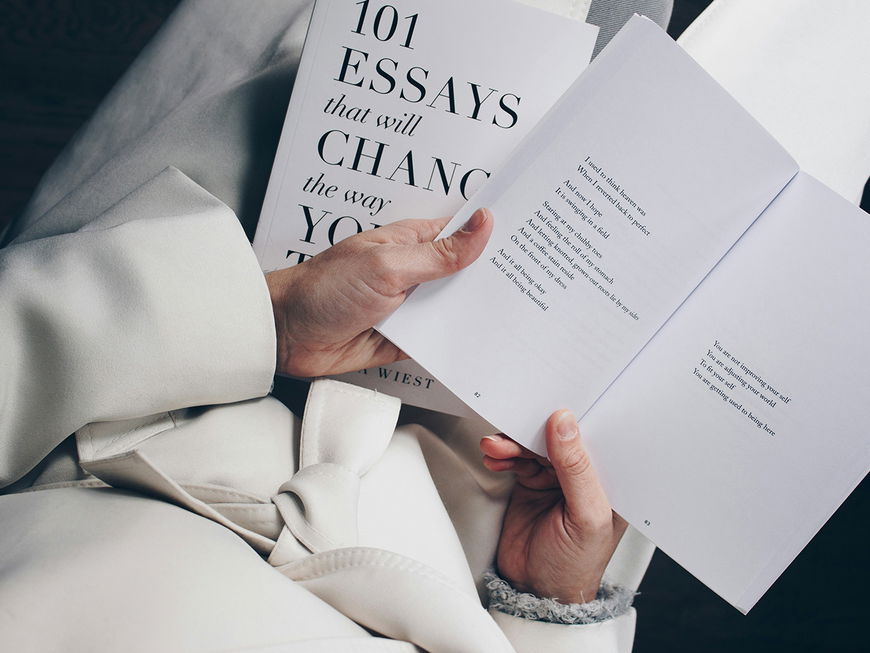 Frau liest Buch