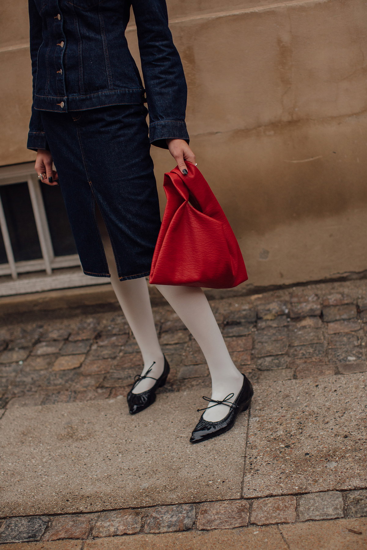 Frau mit schwarzen Ballerinas