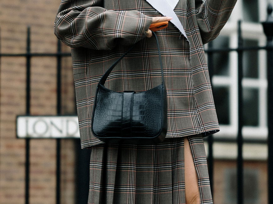 Frau mit Handtasche im Kroko-Design