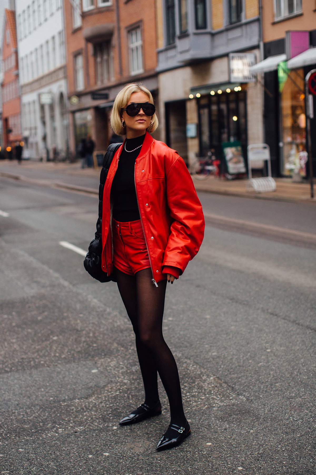 Frau mit roter Jacke und schwarzen Ballerinas