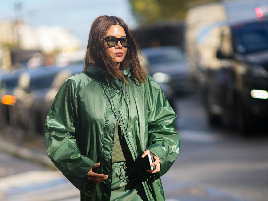 Frau trägt grüne Regenjacke