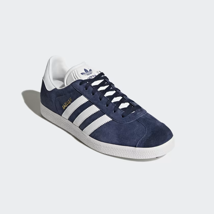 Emma Watsons stylt den angesagtesten Adidas-Sneaker mit diesem Jeans-Trend