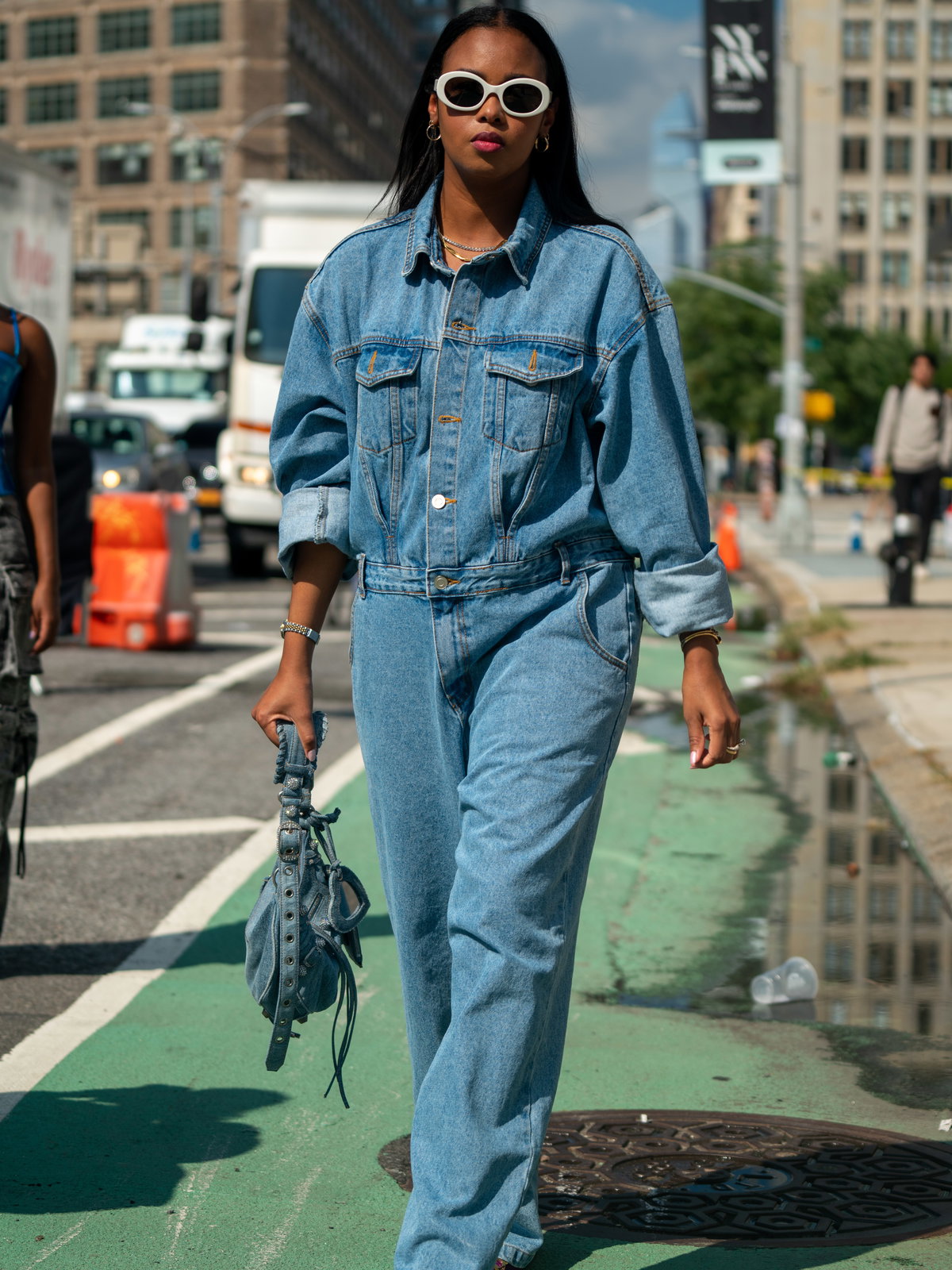 Frau trägt Jumpsuit aus Denim