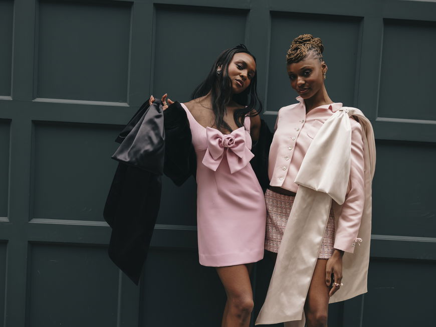 Frauen tragen Kleid und Rock mit Schleife