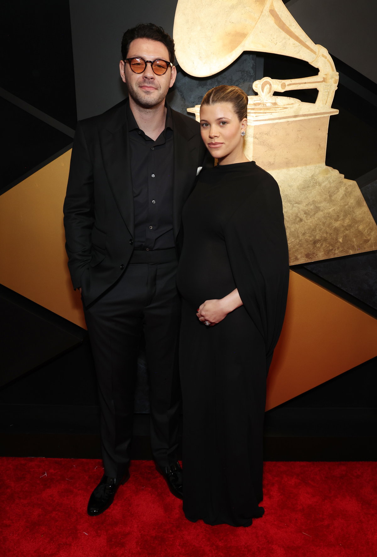 Sofia Richie präsentiert auf dem roten Teppich ihren Babybauch, den sie mit einem Cape-Kleid stilvoll in Szene setzt.