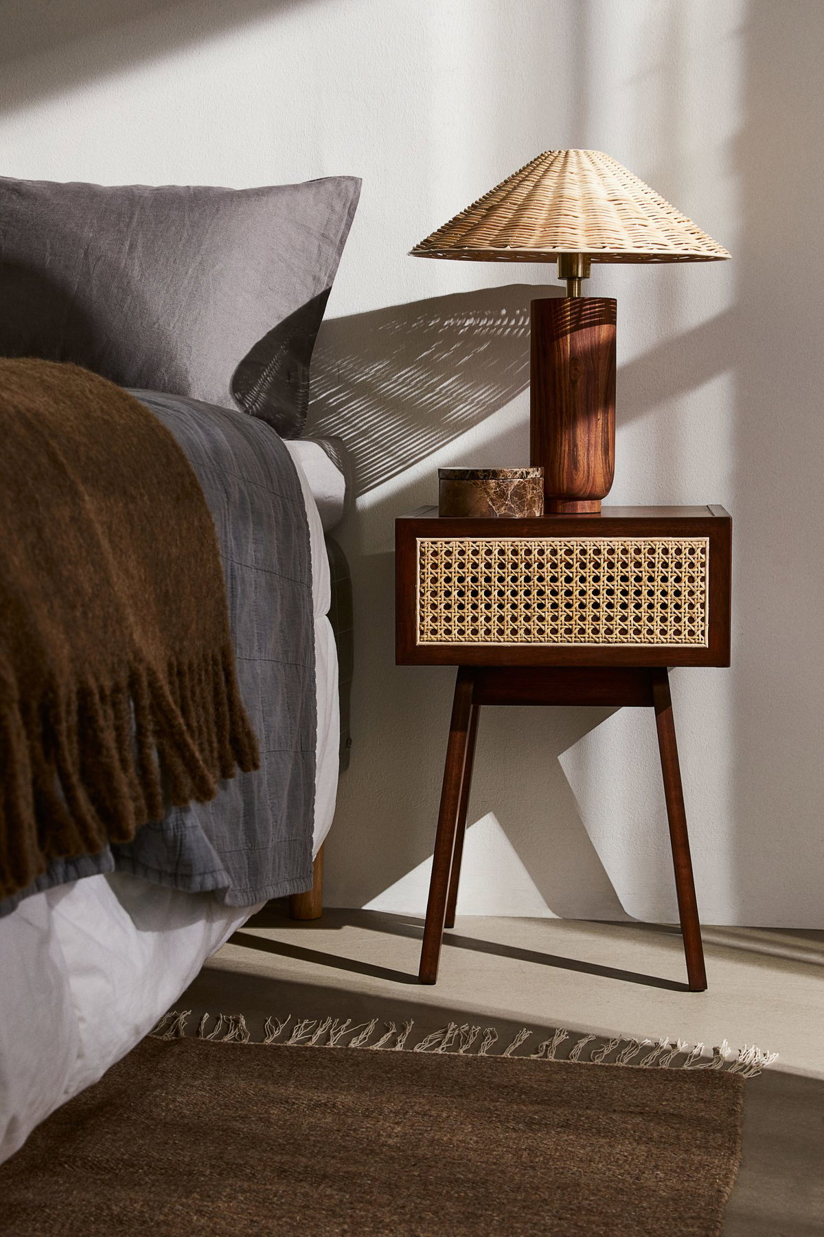 Nachttisch mit Rattan