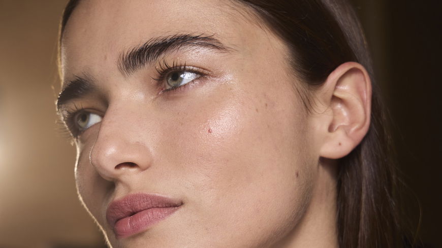 Für definierte Brows setzen wir auf den Augenbrauenstift von M. Asam für unter 10 Euro
