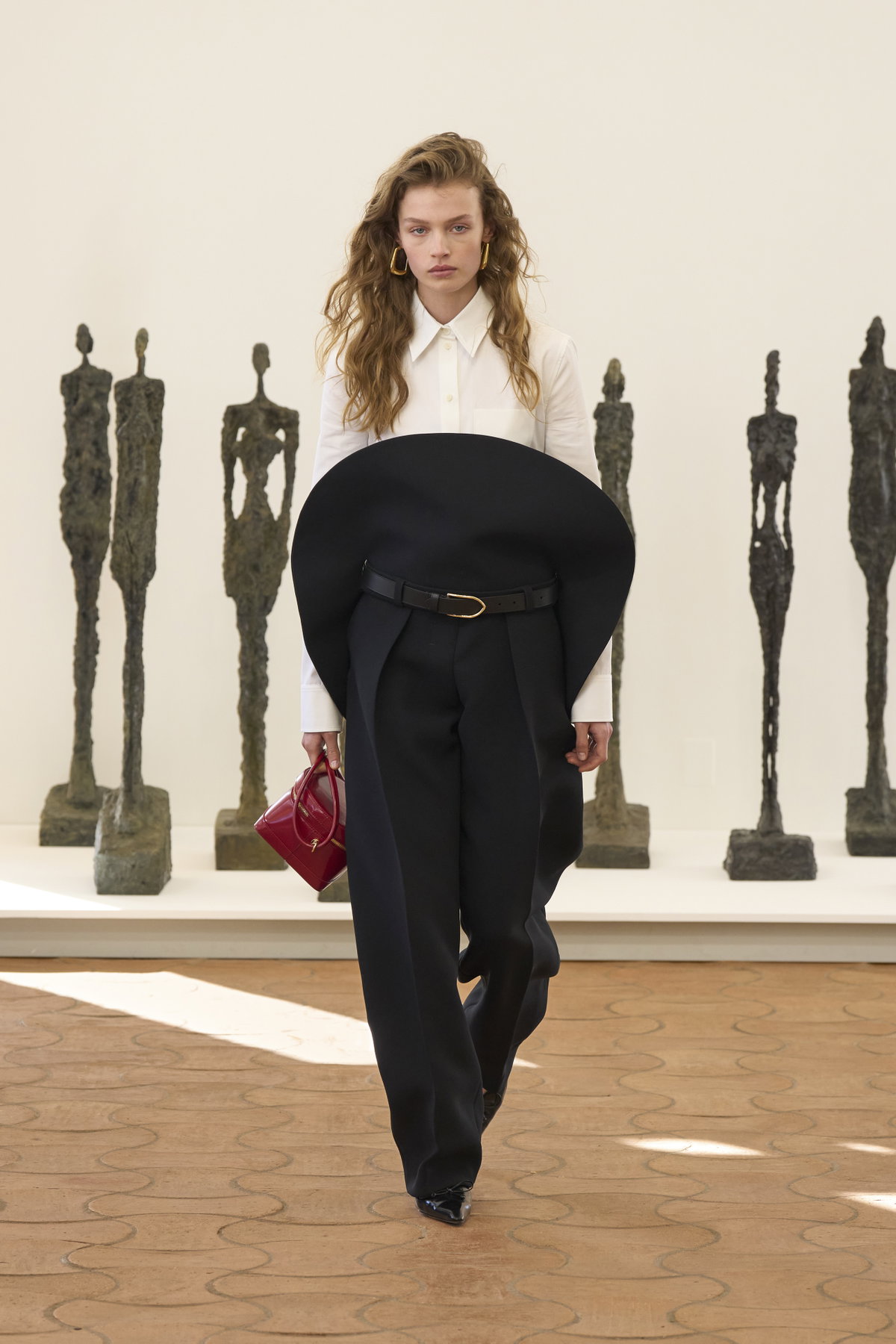 Wild, wilder, Beachwaves! An den lose Curls kommen wir in dieser Saison nicht vorbei, wie Designer Jacquemus beweist.