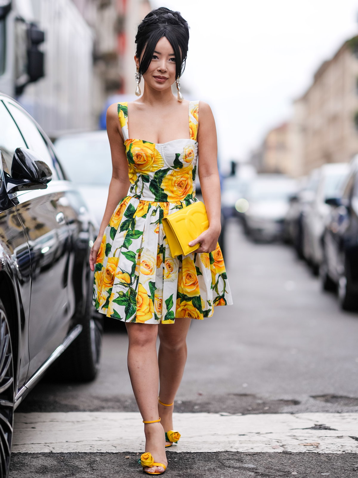 Kleid mit gelbem und grünem Blumenprint