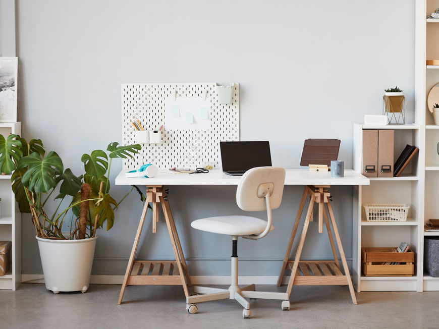 Kleines Arbeitszimmer mit Schreibtisch und Stuhl