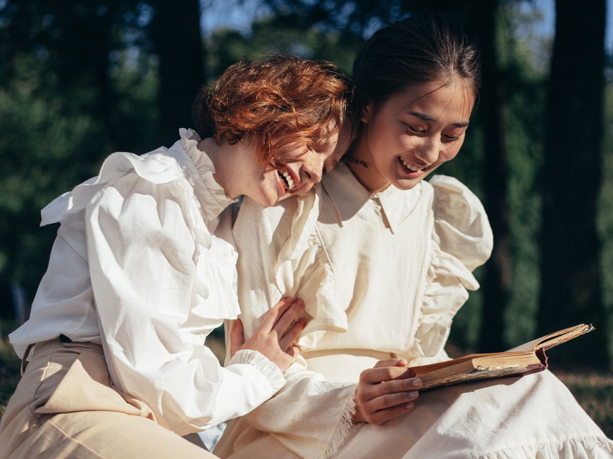 Verliebtes Paar liest ein Buch