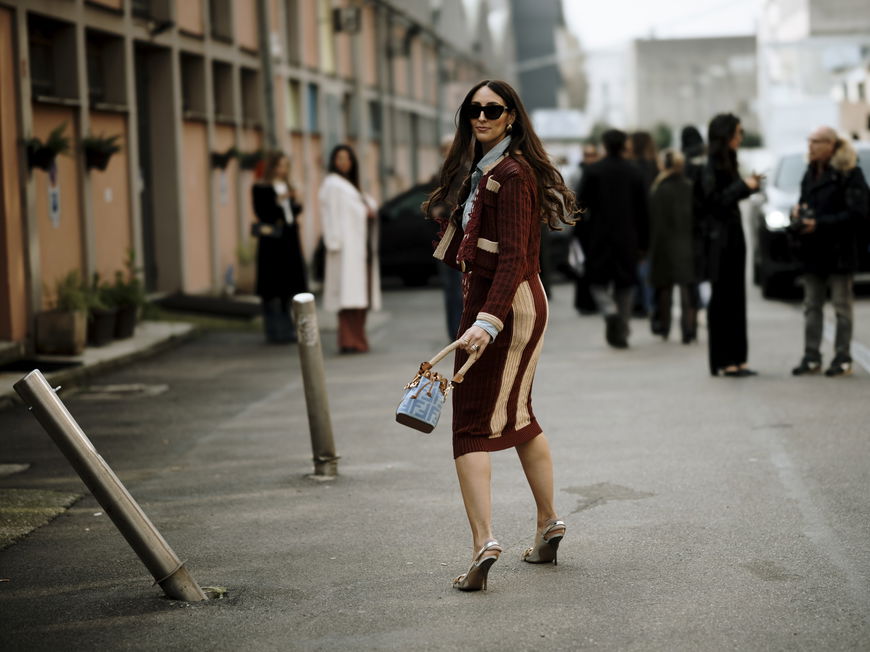 Frau auf der Mailand Fashion Week