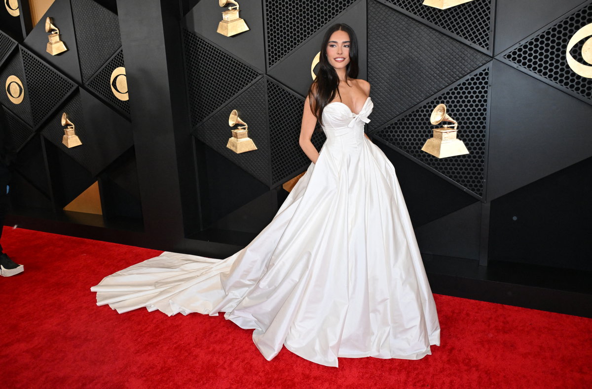 Madison Beer tauchte in einem weißen Dress auf, das dank der Schleppe fast an ein Hochzeitskleid erinnert.