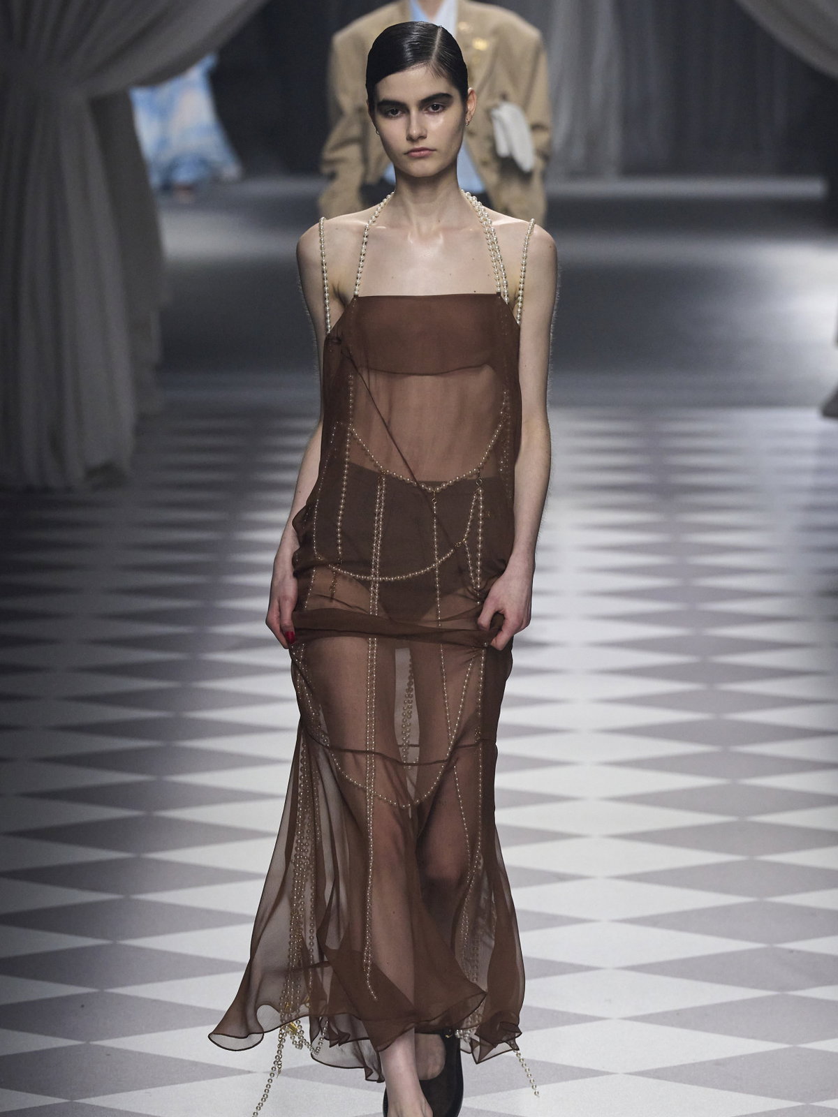 Gucci Perlen Look mit braunem Kleid