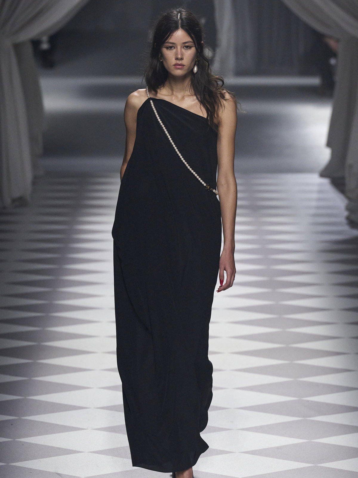 Moschino schwarzes Kleid und Perlenkette