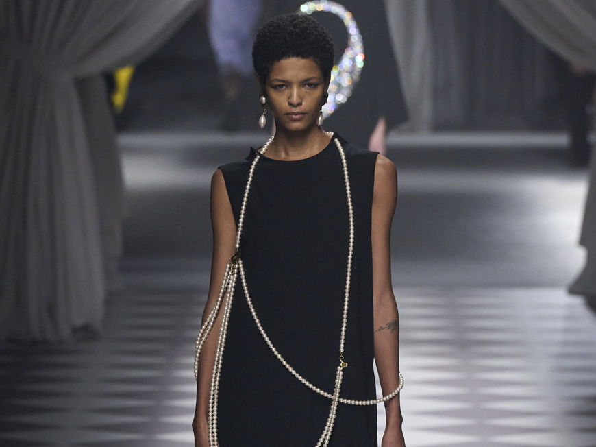 Moschino schwarzes Kleid und Perlen