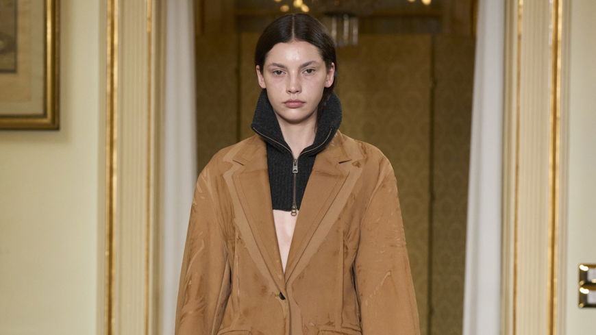 Cognac ist die überraschende Trend-Farbe im Frühjahr – laut Mailand Fashion Week