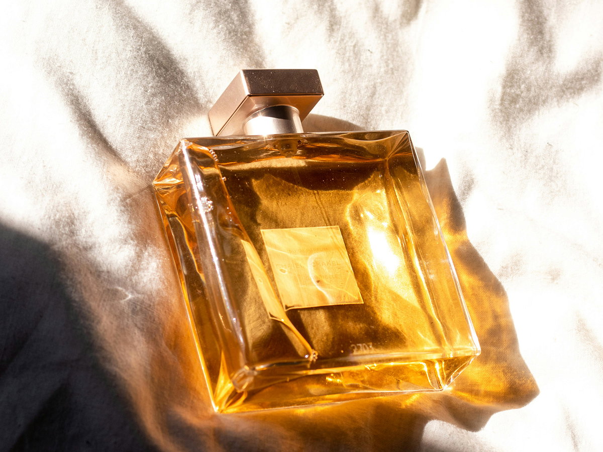 Parfumflakon auf Bettwäsche