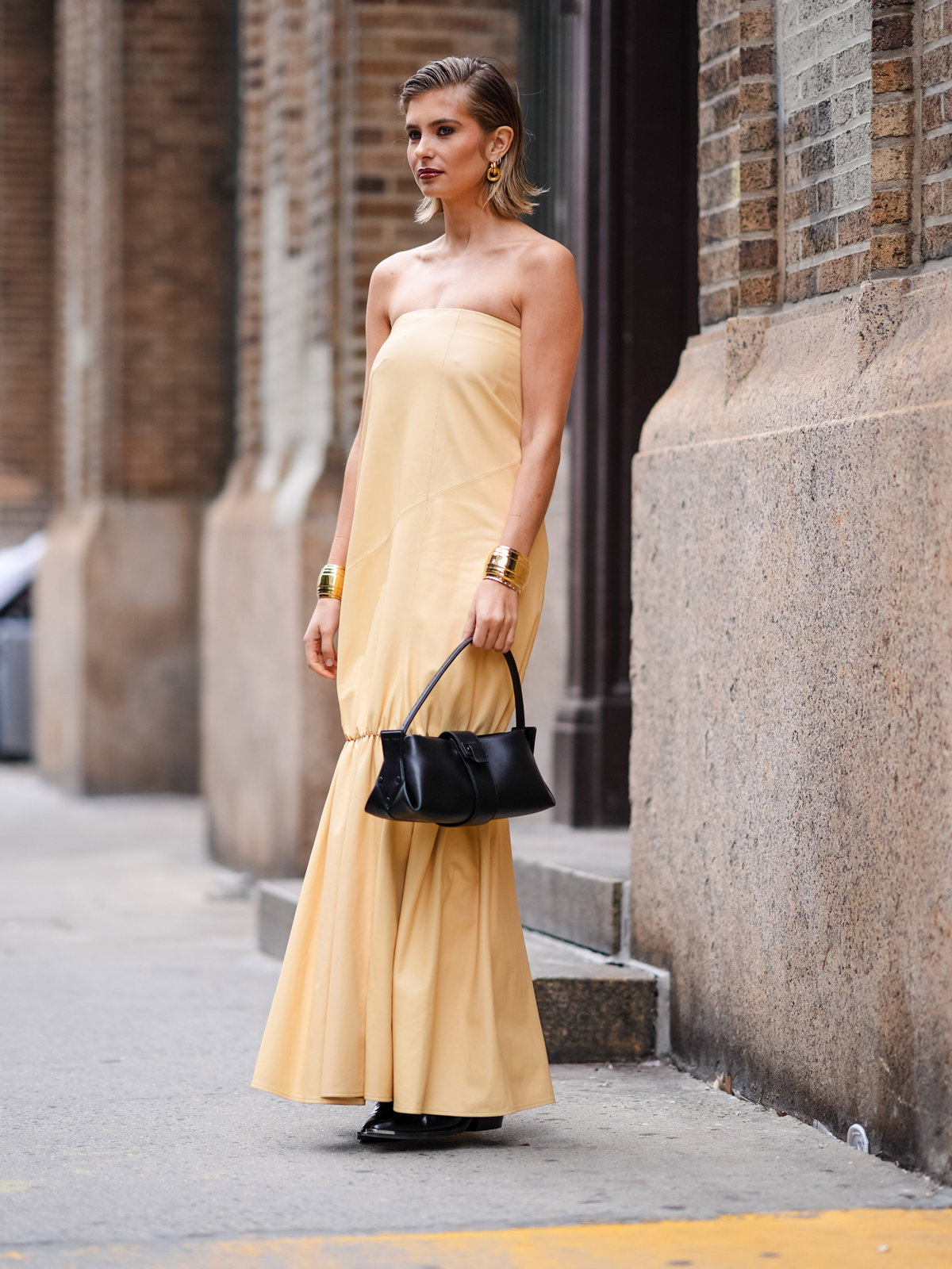 Pastellfarbenes Kleid in Gelb mit schwarzer Tasche