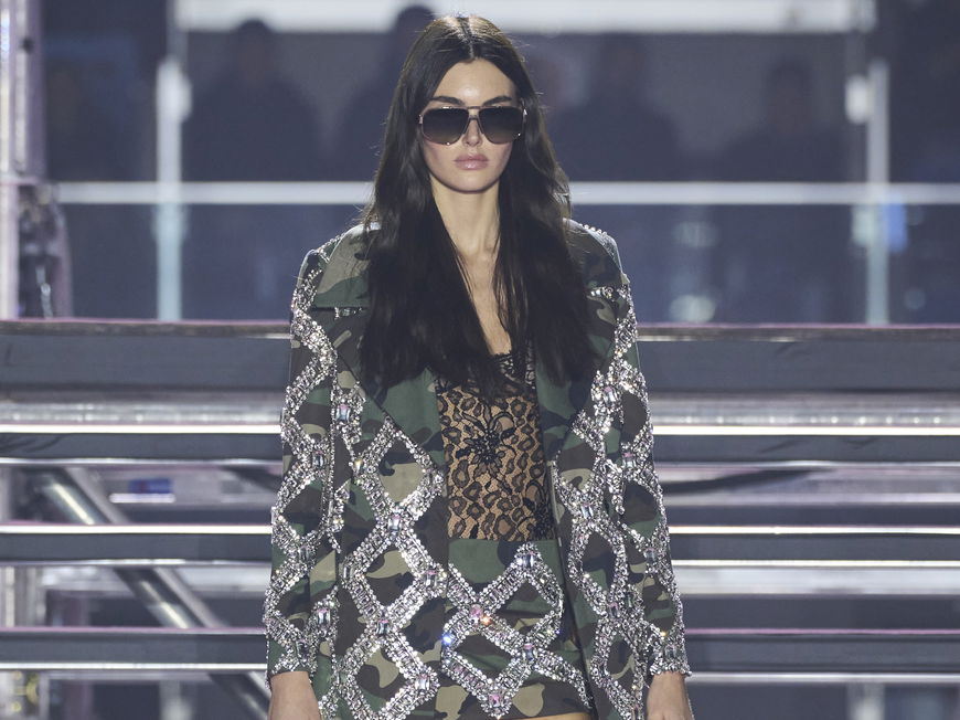 Das deutsche Model Céline Bethmann schloss die Philipp Plein Show in Milano.