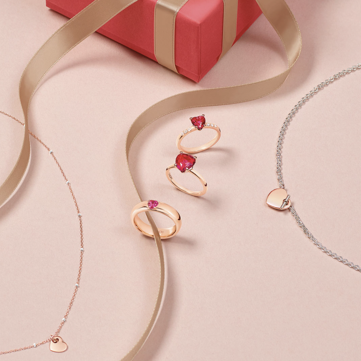 Love is in the air! Und wie könnte man das besser besiegeln als mit einem Ring? Unser absolutes Lieblingsstück ist das It-Piece in Herz-Form von der italienischen Schmuckmarke DoDo. "100 % amore" steht auf dem Band eingraviert und somit steht fest: Wir sind 100 Prozent überzeugt! Für 390 Euro kannst du den Ring aus 9-karätigem Roségold mit synthetischem Rubin bei DoDo direkt shoppen .