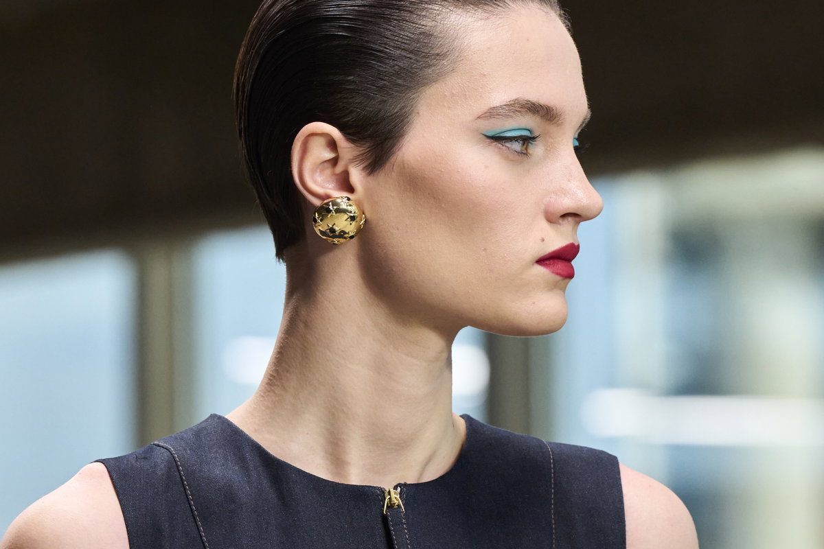 Egal, ob kurzes oder langes Haar – eine Sleek Frisur sieht immer edel aus. Zu den Sleek Styles setzten man bei der Show auf bunte Lidschattenfarben.