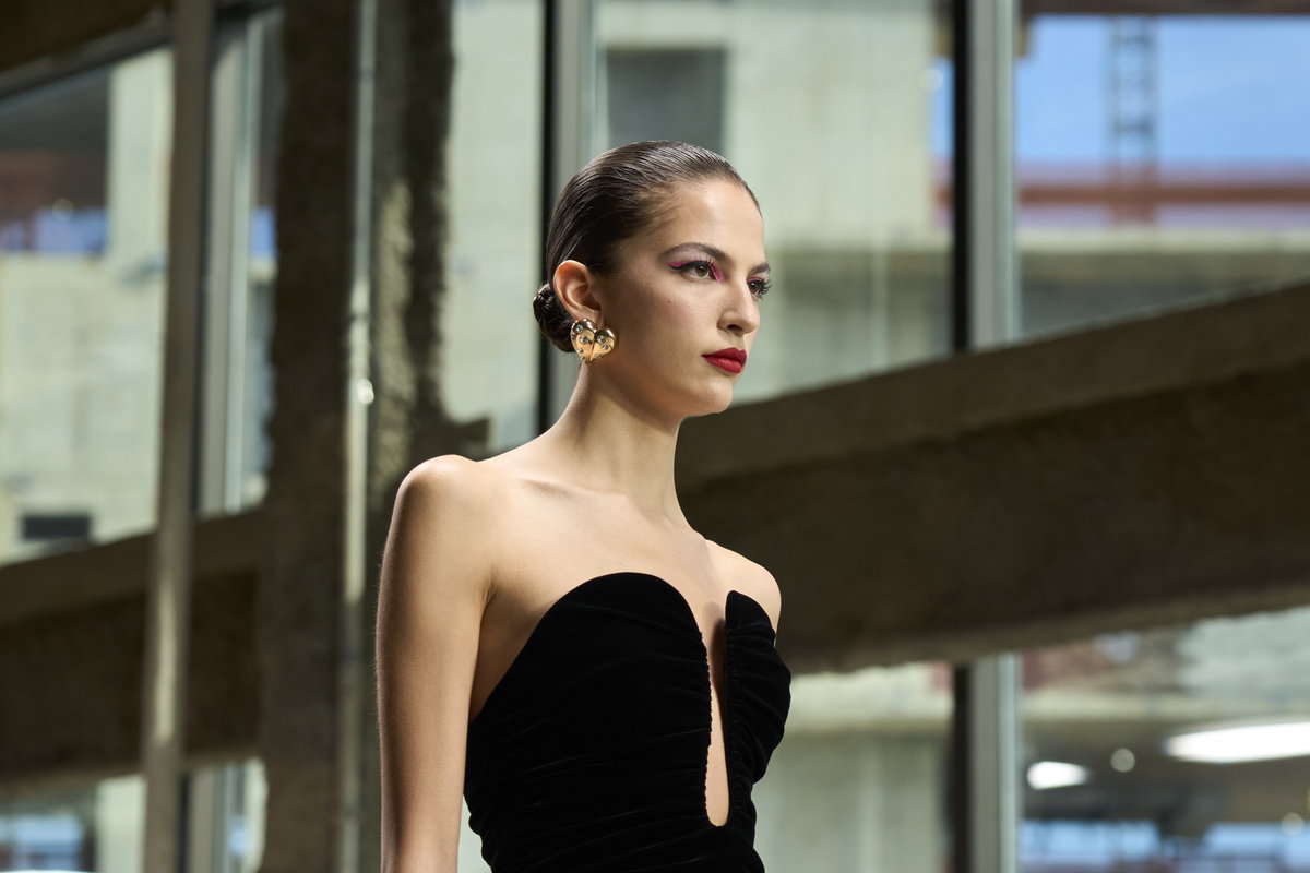 Creative Director Wes Gordon zeigt bei der New York Fashion Week 2024 für Carolina Herrera eine atemberaubende Prêt-à-porter Herbst Winter 2024 Kollektion. Besonders schön: Die Clean Girl Ästhetik wurde in den Frisuren aufgegriffen und diese rundeten die eleganten Kleider wunderschön ab.