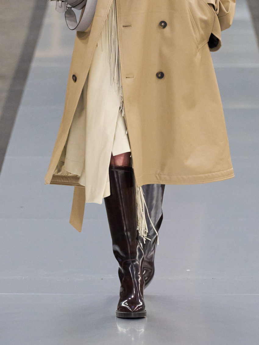 Tods F24: Model mit Lederstiefeln