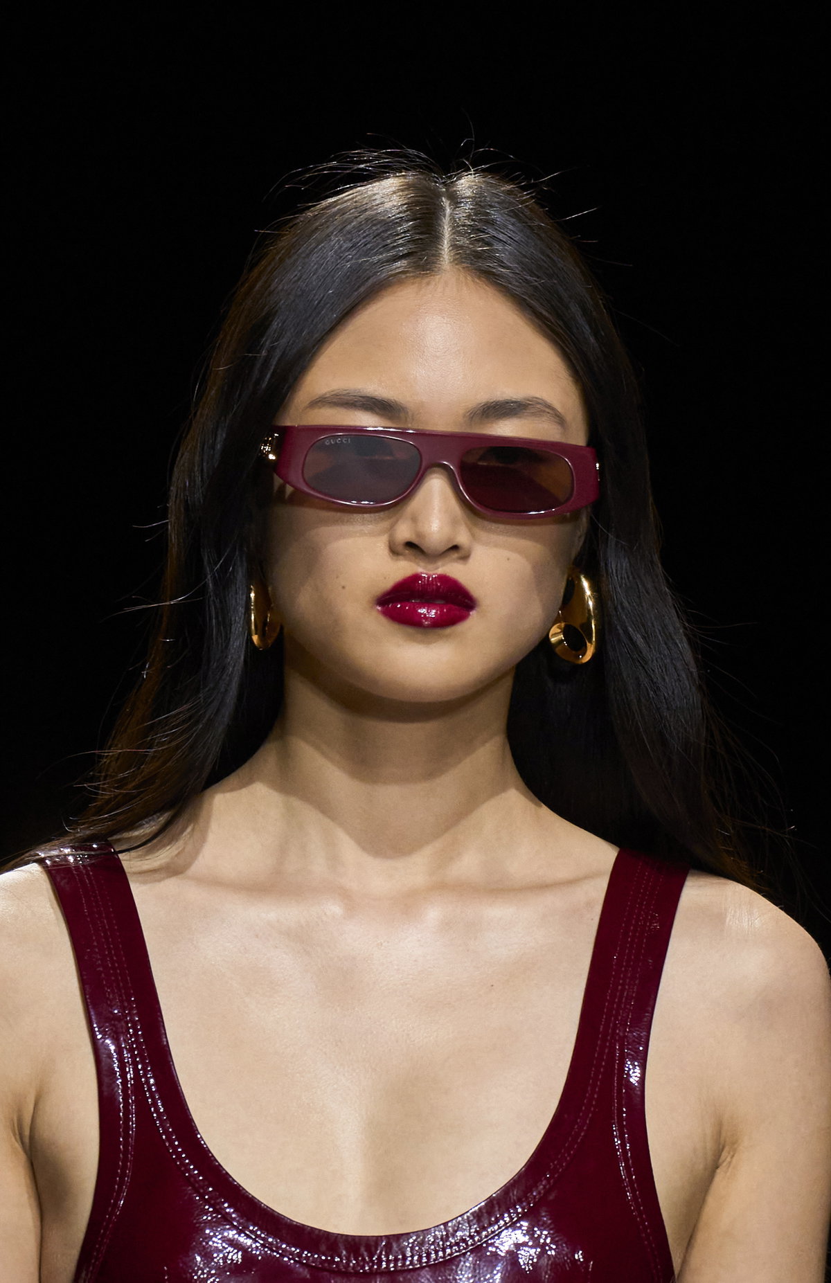 Gucci setzt bei der SS24 Prêt-à-porter-Show auf einen glossy Beeren-Ton auf den Lippen.