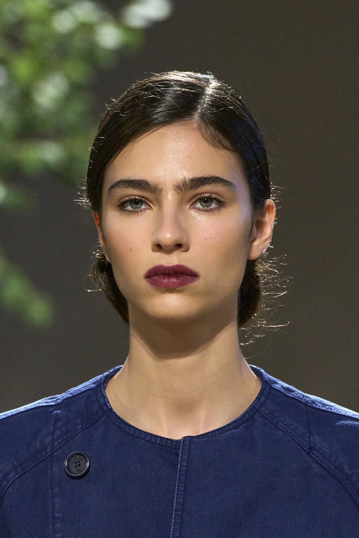 Auch Modehaus Max Mara schminkt die Models in Vibrant Berry-Tönen auf den Lippen, zum Beispiel in Kombination mit einem Ombré-Look.