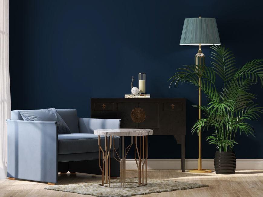 Wohnzimmer mit dunkelblauer Wandfarbe