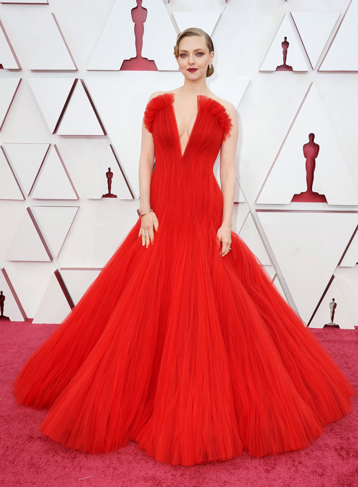 Amanda Seyfried trägt rotes Kleid
